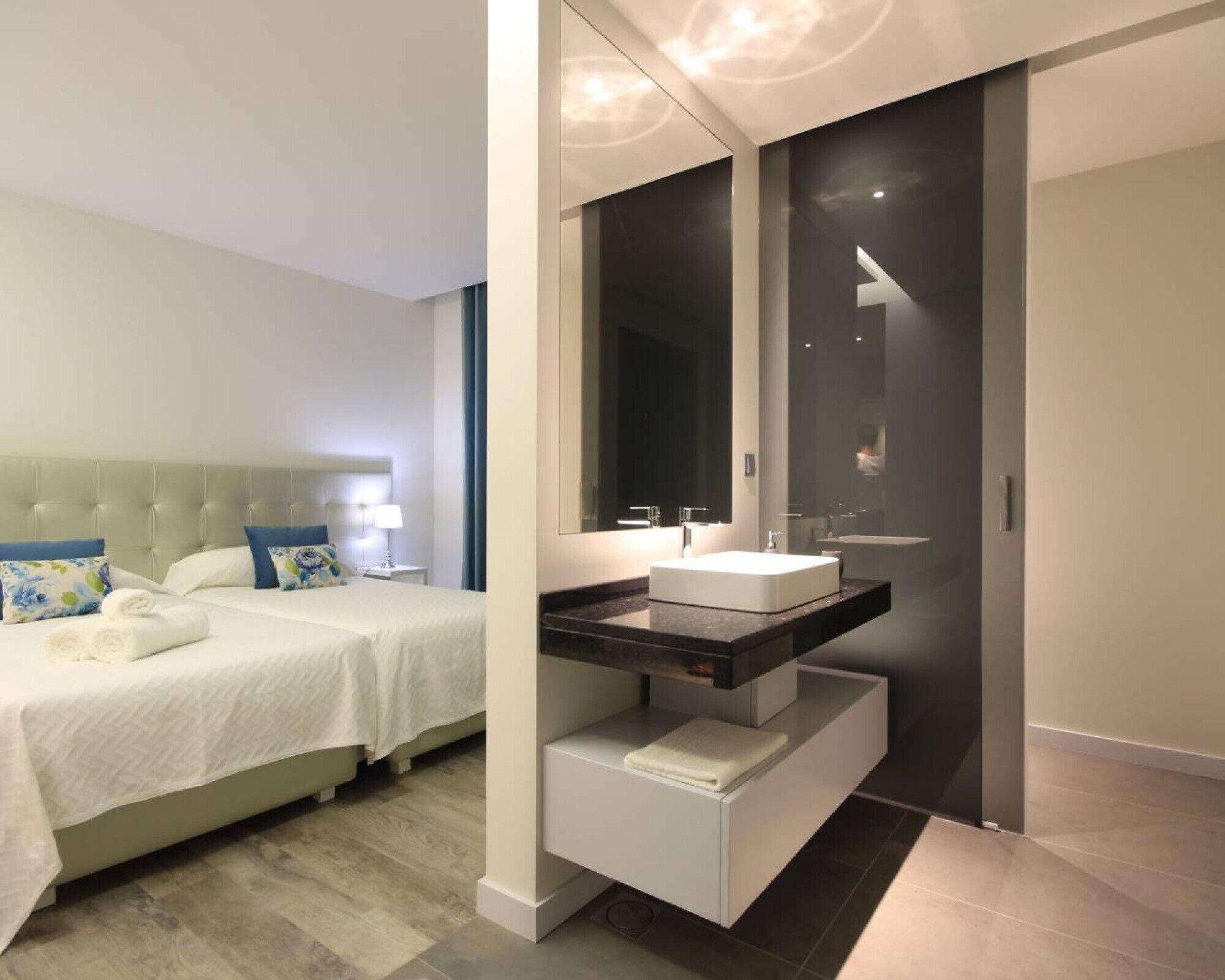 6 quartos, Wi-Fi de cortesia, roupa de cama