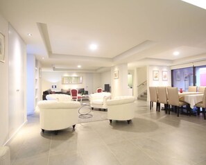 Interior - Holiday Home "Villa Camacho iv - Mansion House" with Sea View, Pool & Wi-Fi (Arco da Calheta)