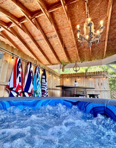 Marigold: 6Bedroom Downtown Gem ~ HOT TUB