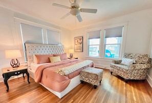6 bedrooms, desk, iron/ironing board, travel crib