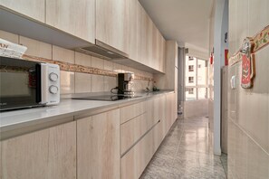 Een koelkast, een microgolfoven, een kookplaat