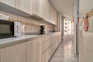 Réfrigérateur, micro-ondes, plaque de cuisson, cafetière/bouilloire