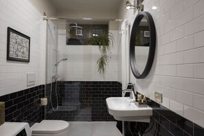 Dusche, umweltfreundliche Kosmetikartikel, Haartrockner, Bidet