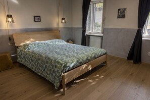 1 Schlafzimmer, Zimmersafe, Schreibtisch, Bügeleisen/Bügelbrett