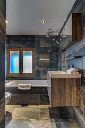 Combined shower/tub, free toiletries, hair dryer, towels
