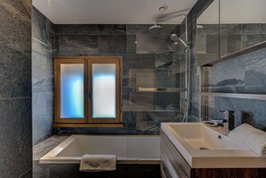 Combined shower/bathtub, free toiletries, hair dryer, towels - Apartment Rebats- Alpes Agency - Central Chamonix - Sleeps 4 (Chamonix-Mont-Blanc)