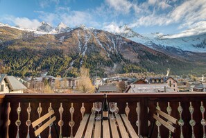 A mountain view with a wooden deck and a bottle of wine. - Apartment Rebats- Alpes Agency - Central Chamonix - Sleeps 4 (Chamonix-Mont-Blanc)