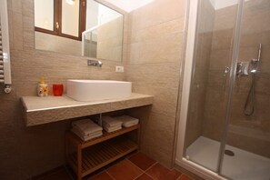 Shower, hair dryer, bidet, towels - Lovely apartment in the center of Rome (Roma)