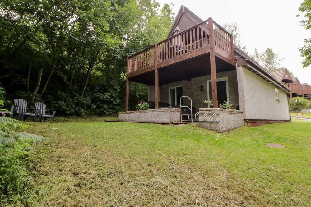 HIDEAWAY COTTAGE, pet friendly in St Ann's Chapel, Cornwall