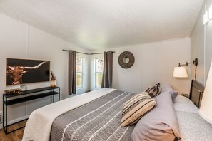 3 bedrooms, desk, iron/ironing board, free WiFi