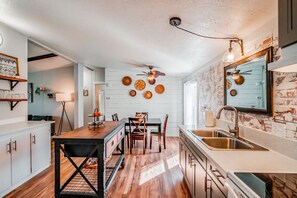 Fridge, microwave, oven, stovetop - Escape to a beautiful country getaway (Philomath)