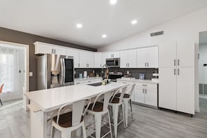 Refrigerador, horno, parrilla de estufa y cafetera y tetera