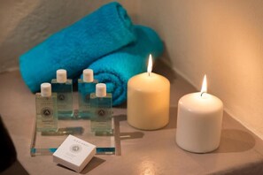 Dusj, hårføner, håndklær og såpe