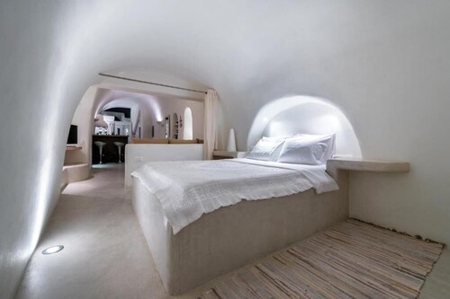Tranditional Cave House In The Heart of Fira-Santorini