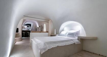 Tranditional Cave House In The Heart of Fira-Santorini