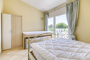 2 bedrooms, iron/ironing board, WiFi