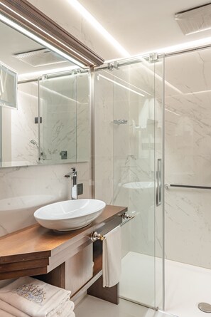 Panoramic Room | Bathroom | Designer toiletries, hair dryer, bathrobes, bidet - Bar Vitelli Charming Suites (Savoca)