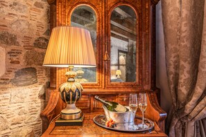 Deluxe Room | 1 bedroom, minibar, in-room safe, blackout drapes