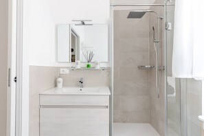 Haartrockner, Handtücher, Toilettenpapier