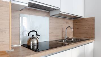 Kühlschrank, Mikrowelle, Herdplatte, Wasserkocher