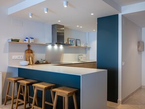 Kjøleskap, mikrobølgeovn, ovn og oppvaskmaskin