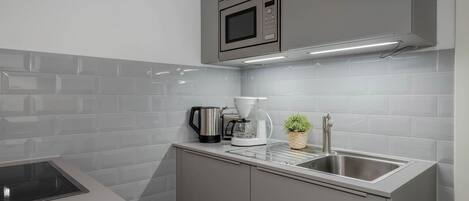 Frigorífico, microondas, horno y placa de cocina