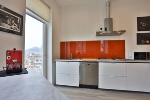 Four à micro-ondes, un four, surface de cuisson, lave-vaisselle