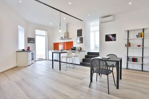 Dining - GuestHost - Spanish Terrace Panoramic Apartment (Napoli)