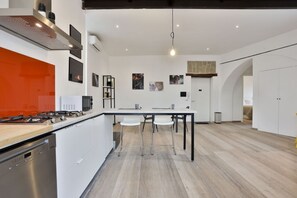 Micro-ondas, fogão, cooktop, lava-louças