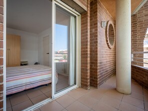 3 bedrooms, bed sheets - Beachfront Apartment with Pool, Terrace & Parking in Torredembarra (Torredembarra)