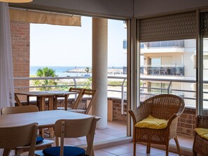Dining - Beachfront Apartment with Pool, Terrace & Parking in Torredembarra (Torredembarra)