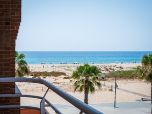 Property grounds - Beachfront Apartment with Pool, Terrace & Parking in Torredembarra (Torredembarra)