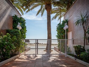 Terrace/patio - Beachfront Apartment with Pool, Terrace & Parking in Torredembarra (Torredembarra)