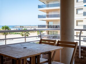 Outdoor dining - Beachfront Apartment with Pool, Terrace & Parking in Torredembarra (Torredembarra)