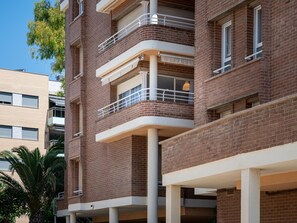 Exterior - Beachfront Apartment with Pool, Terrace & Parking in Torredembarra (Torredembarra)