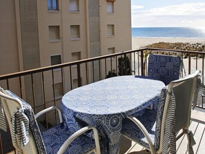 Outdoor dining - Seaside Apartment in Torredembarra (Torredembarra)