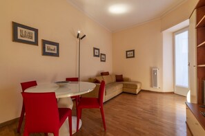 Dining - Roomy and Cozy 120sqm apartment that can accommodate up to 4 people. Located on the third floor, with a lift (not suitable for the disabled with two steps to access), of a building in Piazza Randaccio, the apartment is a 17-minute walk from the MM Ottavi (Roma)