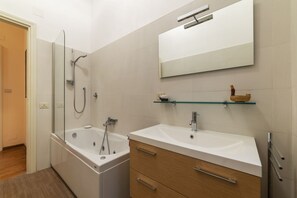 Combined shower/bathtub, jetted bath, hair dryer, bidet - Roomy and Cozy 120sqm apartment that can accommodate up to 4 people. Located on the third floor, with a lift (not suitable for the disabled with two steps to access), of a building in Piazza Randaccio, the apartment is a 17-minute walk from the MM Ottavi (Roma)