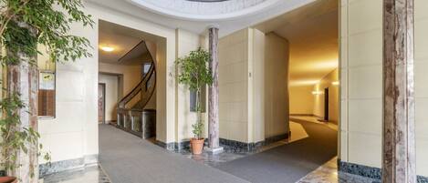 المنشأة من الداخل