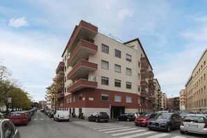 Exterior - Roomy and Cozy 120sqm apartment that can accommodate up to 4 people. Located on the third floor, with a lift (not suitable for the disabled with two steps to access), of a building in Piazza Randaccio, the apartment is a 17-minute walk from the MM Ottavi (Roma)