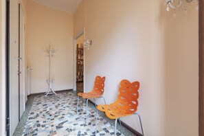 Interior - GuestHost - Roomy and Cozy 120sqm apartment that can accommodate up to 4 people. Located on the third floor, with a lift (not suitable for the disabled with two steps to access), of a building in Piazza Randaccio, the apartment is a 17-minute walk from t (Roma)