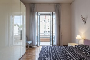 2 bedrooms, Internet, bed sheets - Roomy and Cozy 120sqm apartment that can accommodate up to 4 people. Located on the third floor, with a lift (not suitable for the disabled with two steps to access), of a building in Piazza Randaccio, the apartment is a 17-minute walk from the MM Ottavi (Roma)