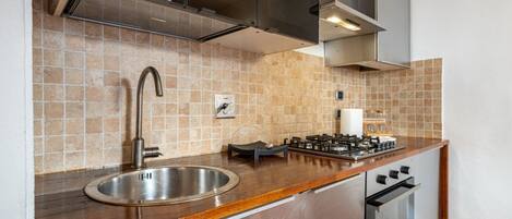 Réfrigérateur, un four, surface de cuisson, lave-vaisselle