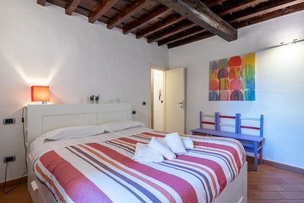 1 habitación, tabla de planchar con plancha, internet y ropa de cama 