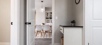 Historic Villa🚶 2 min from Lake Hefner 🏊 Hot Tub 🎱 Pool Table 🐶 Pet Friendly