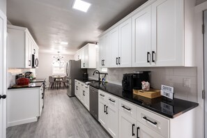 冷蔵庫、電子レンジ、オーブン、コンロ