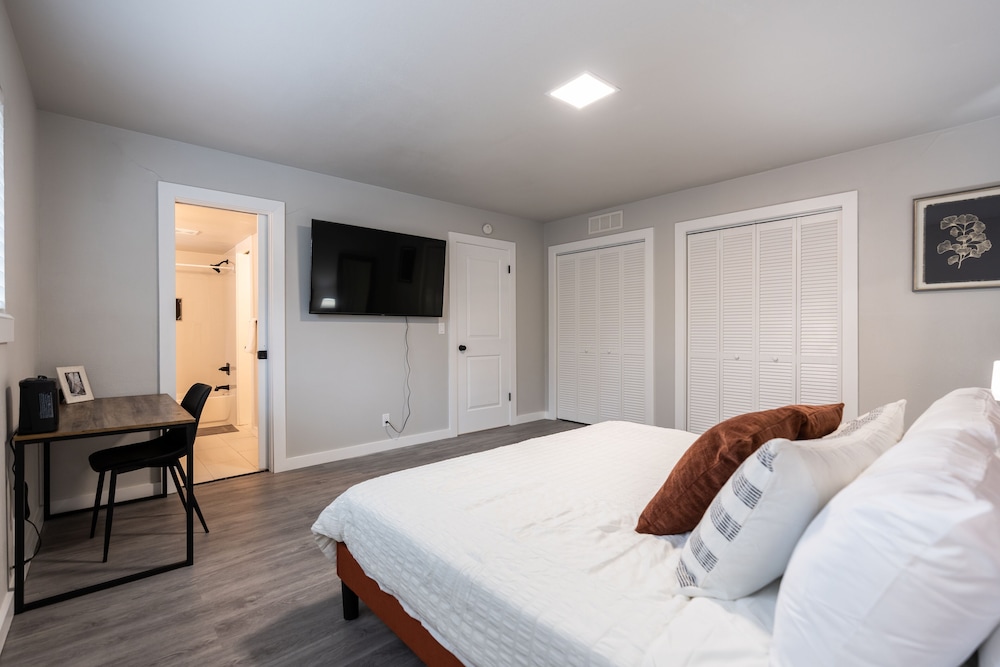 Historic Villa🚶 2 min from Lake Hefner 🏊 Hot Tub 🎱 Pool Table 🐶 Pet