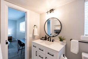 Kombinert dusj/badekar, hÄrføner, hÄndklær og sÄpe