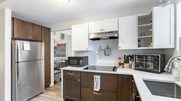 Fridge, microwave, stovetop, dishwasher