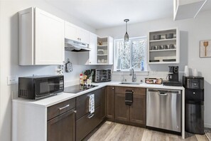 Jääkaappi, mikroaaltouuni, liesi, astianpesukone